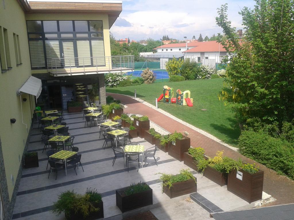 Hotel Predium Vráble Esterno foto