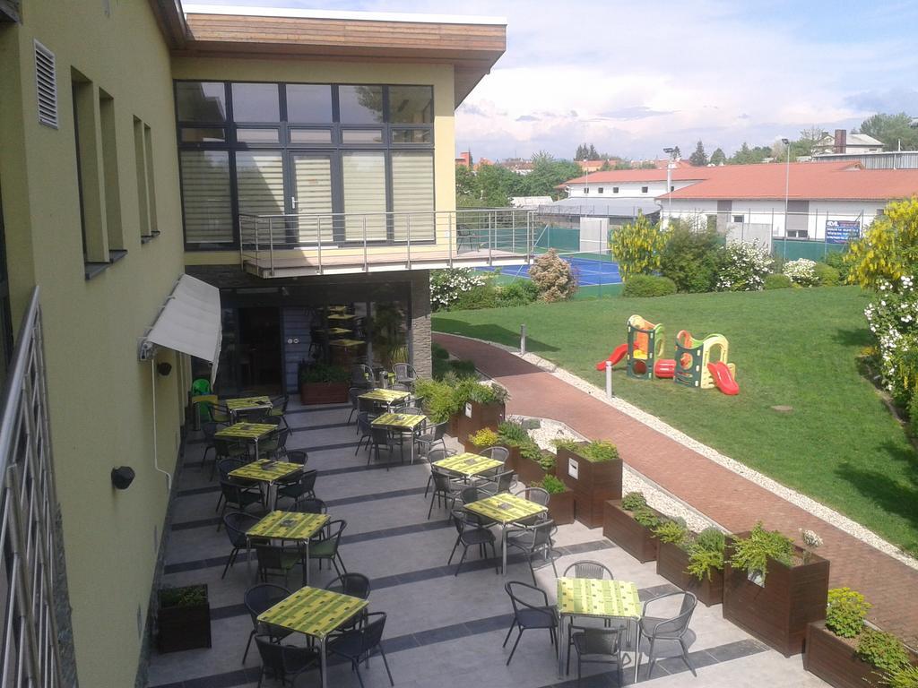 Hotel Predium Vráble Esterno foto